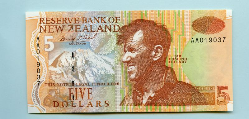New Zealand $5 Five Dollars Banknote 1999 First Prefix AA