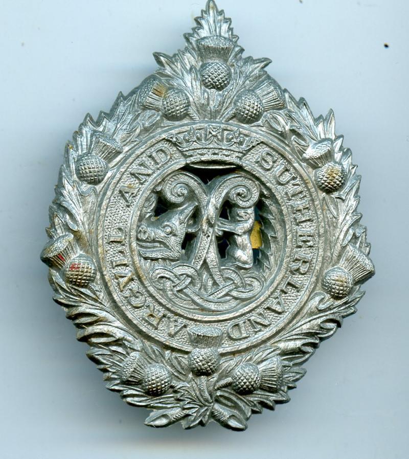 WW2 Argyll & Sutherland Highlanders Bakelite Emergency Issue Cap Badge