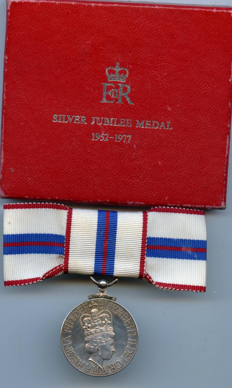 Silver Jubilee Medal 1977, Ladies Bow Issue